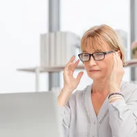 Pensionară verificând pensia la computer - Foto: Freepik