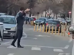 Un polițist coboară din mașina de examen și oprește circulația Foto: captură video Facebook