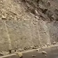 DN7 a fost închis, pe Valea Oltului, în zona localităţii Câineni, din cauza căderilor de pietre - Foto: captură video YouTube/Claudia Stanciu - Se întâmplă în Vâlcea
