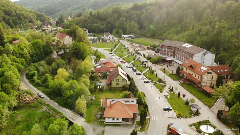 Criza financiară a închis sute de pensiuni și hoteluri într-o stațiune extrem de căutată iarna Foto: Primaria Moneasa