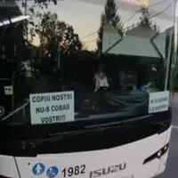 Mesaje antivaccinare, promovate de șofer în parbrizul unui autobuz din Iași. / Foto: digi24.ro
