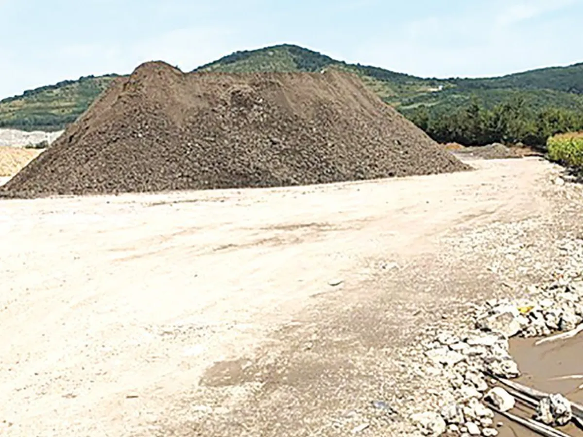 DOVEZI Mii de tone de zgură au fost livrate în preajma tronsonului de cale ferată dintre Gurasada și Simeria
