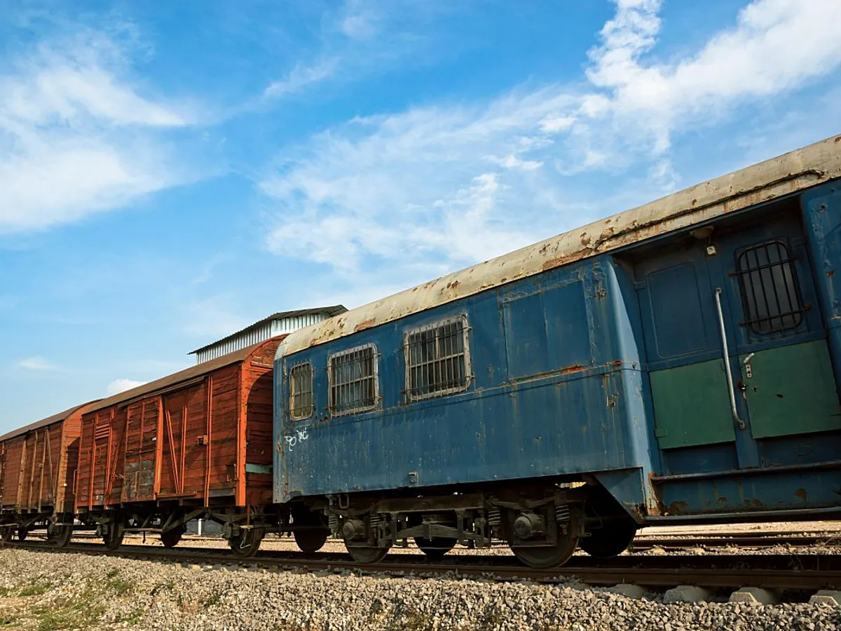 Vagoane vechi de tren de marfă - Foto: Pexels/Adem Percem