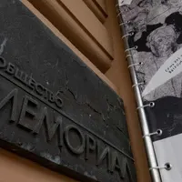 AFP: Moscova vrea să controleze trecutul Rusiei prin lichidarea organizaţiei Memorial. / Foto: theguardian.com