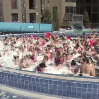 Peste 1.000 de turiști la Băile Felix. S-au înghesuit în piscinele cu apă termală. Captură Știrile Pro Tv