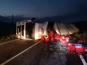 Foto: TIR-ul s-a răsturnat Sursa: ISU Botoșani
