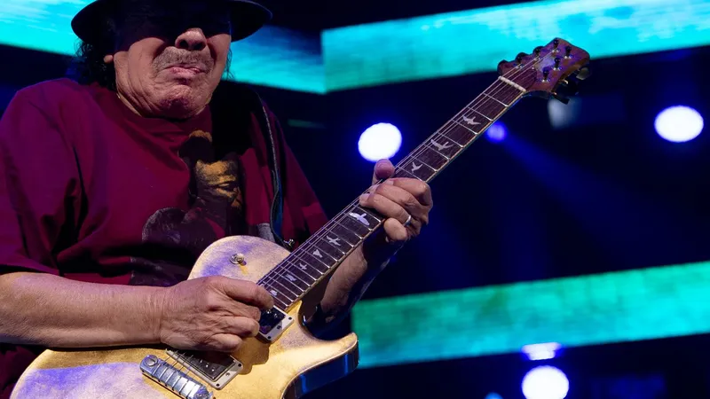 Legendarul chitarist Carlos Santana a leșinat pe scenă în timpul unui concert. / Foto: redreporter.com