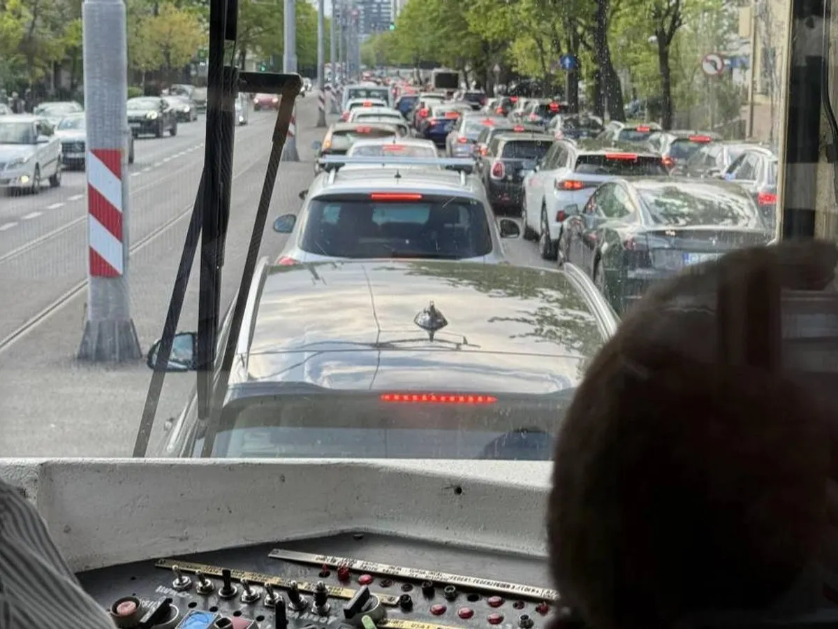 Linia tramvaiului 5, îngrădită cu 5.000 de stâlpișori, din cauza șoferilorFoto: Facebook / PMB