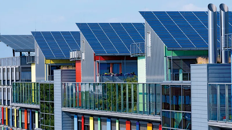 OAZĂ VERDE Panourile solare, împreună cu grădinile din balcoane și cele verticale, împânzesc peisajul în comunitatea ecologică Vauban din Freiburg