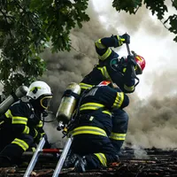 Pompierii încă sting incendiul de la camera de corpuri de licte a poliției Foto: ISU B-IF (imagine cu rol ilustrativ)