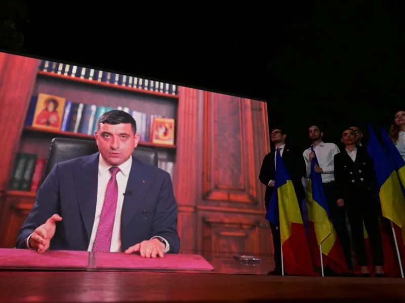 George Simion, pe un ecran gigant, transmiţând mesajul său video, după rezultatele exit-poll-ului - Foto: Profimedia Images