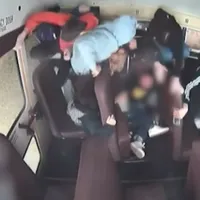 Un autobuz școlar din SUA, cu 23 de elevi s-a răsturnat după ce a fost lovit de un vitezoman/FOTO: Youtube/Inside Edition