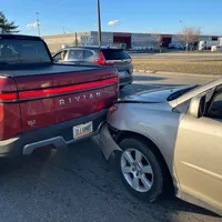Proprietarul unui Rivian R1T din Ohio a fost implicat într-o tamponare care a ajuns să coste aproximativ jumătate din prețul pick-up-ului 100% electric nou - Foto: Facebook/Chris Apfelstadt