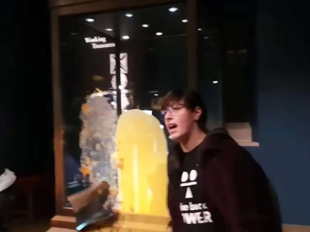 VIDEO Patru persoane reținute după un atac cu cremă asupra vitrinei cu Bijuteriile Coroanei