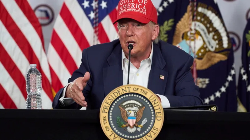 Trump, în vizita la închisoarea „Alcatrazul cu aligatori”: „Cine evadează, va fi fugărit crocodili" - Foto: Profimedia images