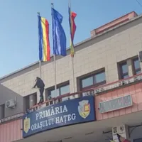 Un bărbat a spart geamurile Primăriei Hațeg cu un topor și s-a urcat pe imobil. A fost reținut. - Foto: hunedoara9.ro