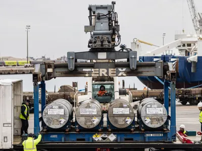Patru cilindri cu uraniu îmbogăţit din Rusia sunt încărcaţi într-un camion de transport, la Dunkirk, în nordul franţei - Foto: Profimedia Images (imagine cu caracter ilustrativ)