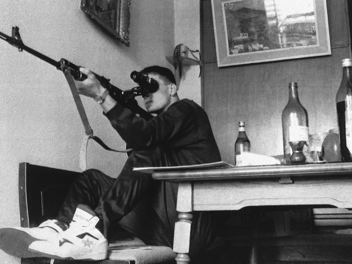 Un lunetist în suburbia Ankes din Sarajevo, 1992 - Foto: Profimedia Images