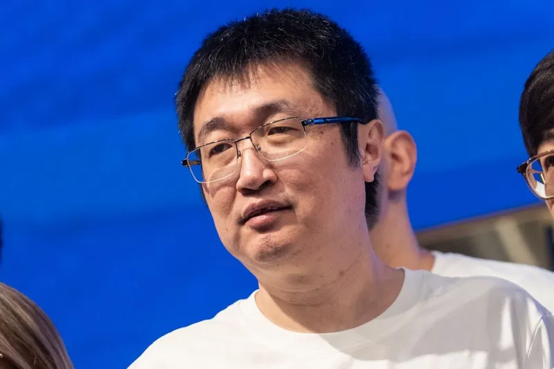 Xu Yangtian, cunoscut și sub numele de Sky Xu, directorul executiv Shein, participă la ceremonia de listare din Hong Kong - Foto: Profimedia Images