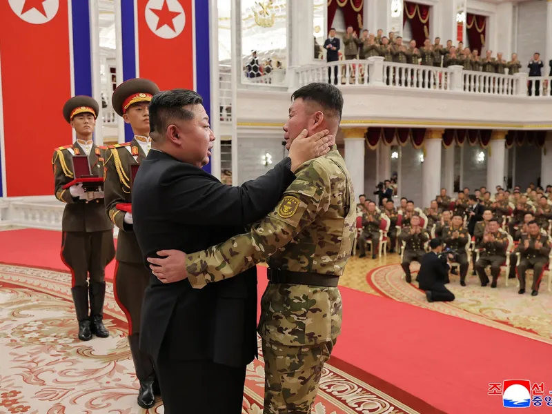 Kim Jong Un  felicitând soldați - Foto: Profimedia Images