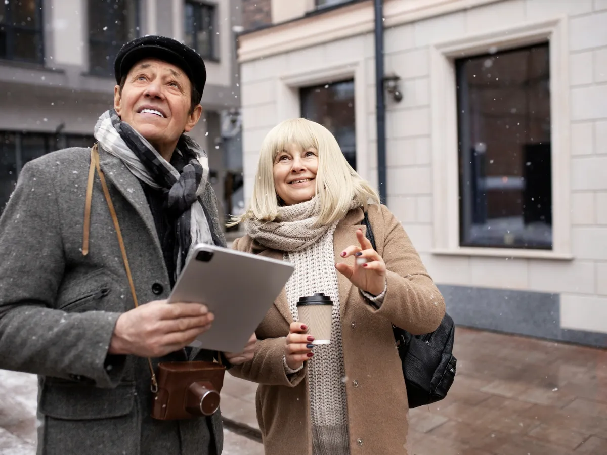 Pensionari la pensie prin oraș - Foto: Freepik