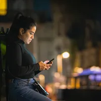 La ce pericole grave te expui dacă încarci noaptea telefonul mobil - Foto: Pexels / Julio Lopez
