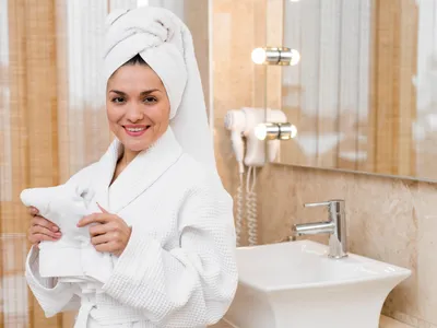 Cât de des să schimbi perdeaua de la duș? Poate deveni un focar de bacterii. Semnele ca trebuie înlocuită - Foto: Freepik (Imagine cu rol ilustrativ)