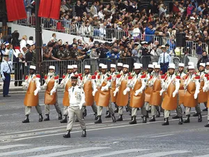 Militari din Legiunea Străină mărșăluiesc pe Champs-Élysées din Paris, în cadrul paradei de Ziua Națională a Franței, 14 iulie