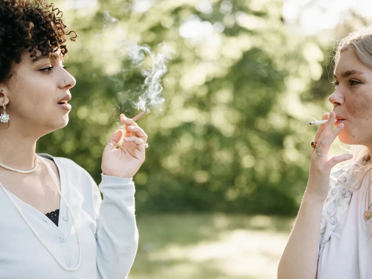 Femei fumând şi uitându-se una la alta - Foto: Pexels/Pavel Danilyuk
