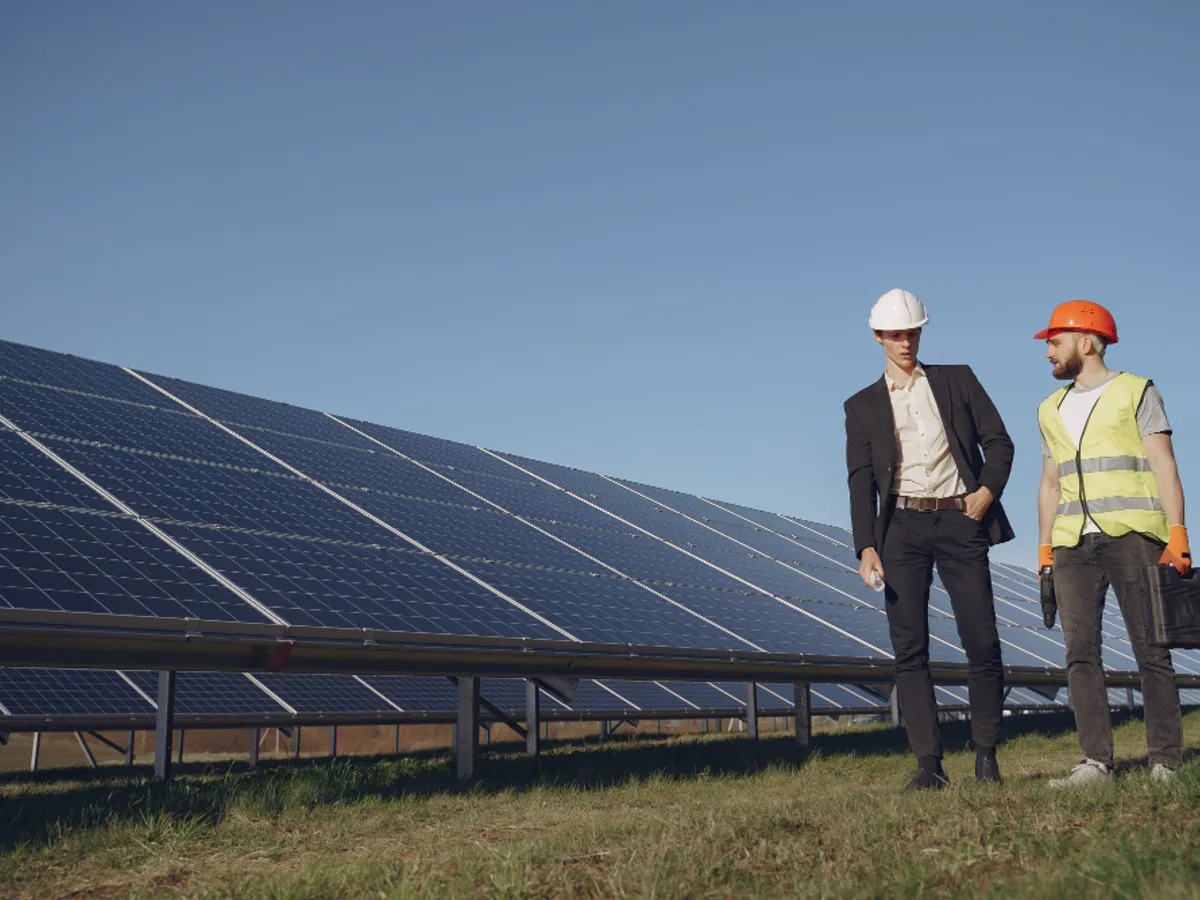 Ieșenii vor avea facturi mai mici la curent. Un uriaș parc fotovoltaic se construiește la marginea orașului