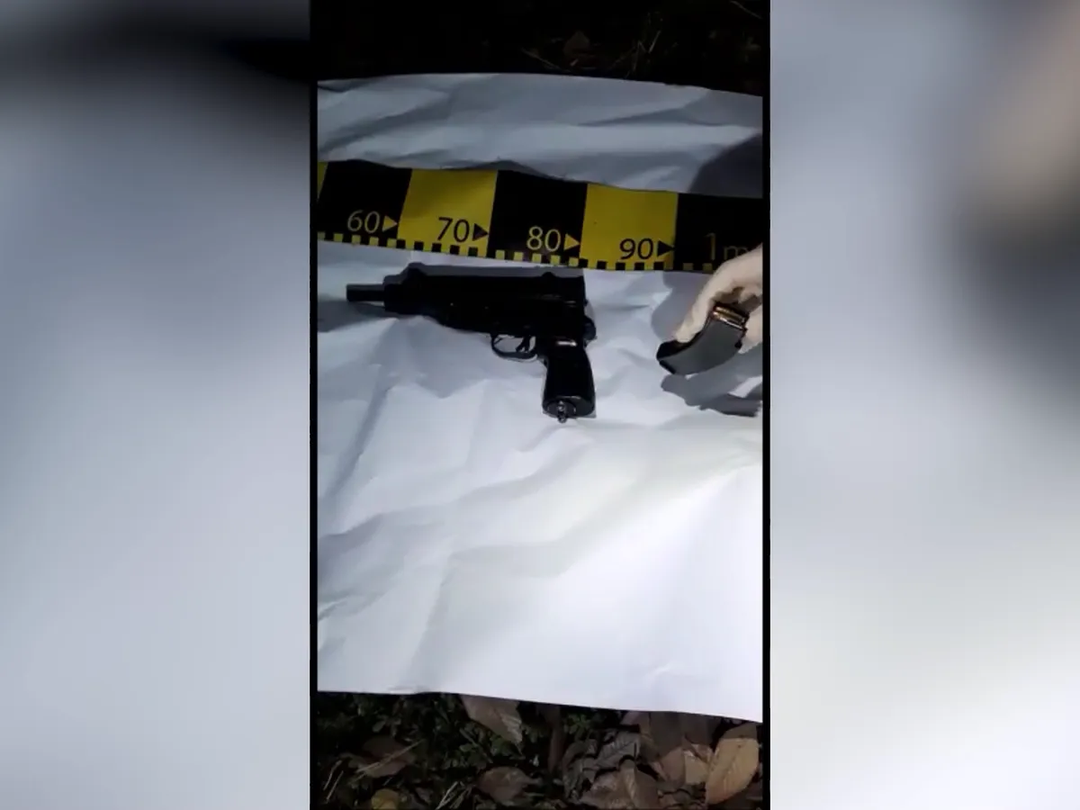 Pistolul automat ascuns în cimitir
