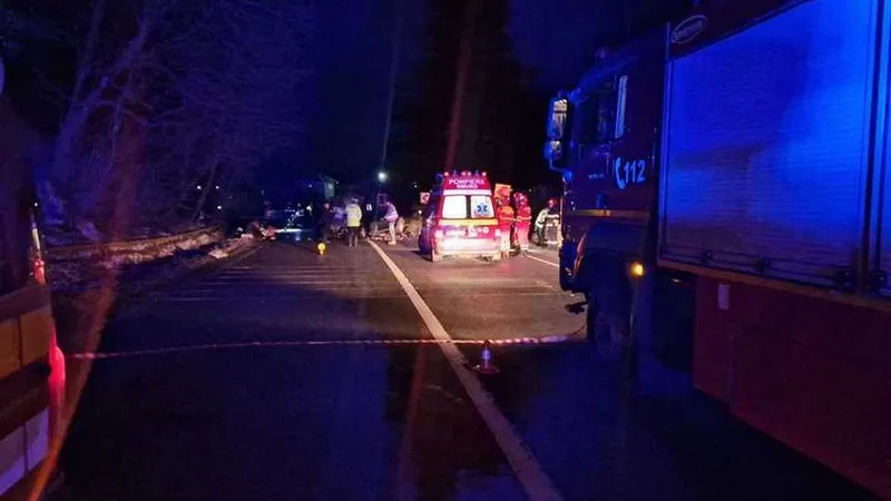 Plan Roşu de Intervenţie: Două dube s-au lovit frontal pe linie continuă, 13 persoane rănite - Foto: News.ro