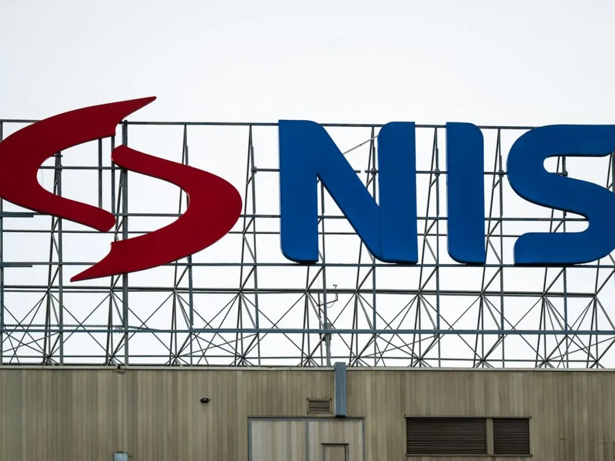 Logo-ul Naftna Industrija Srbije, pe clădirea sediului central al companiei, controlate de Gazprom - Foto: Profimedia Images