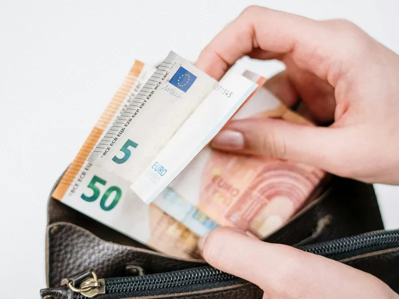 Curs BNR, 20 mai. Moneda euro se apreciază puţin. Cursul leu-euro creşte spre 5.10 lei - Foto: Pexels/cottonbro studio