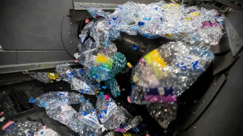 Ce trebuie să faci cu ambalajele SGR, pentru a putea fi reciclate - Foto: INQUAM PHOTOS / Virgil Simionescu