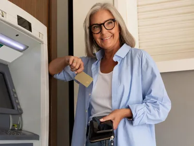 Pensionară așteaptă să vină pensia pe card - Foto: Freepik
