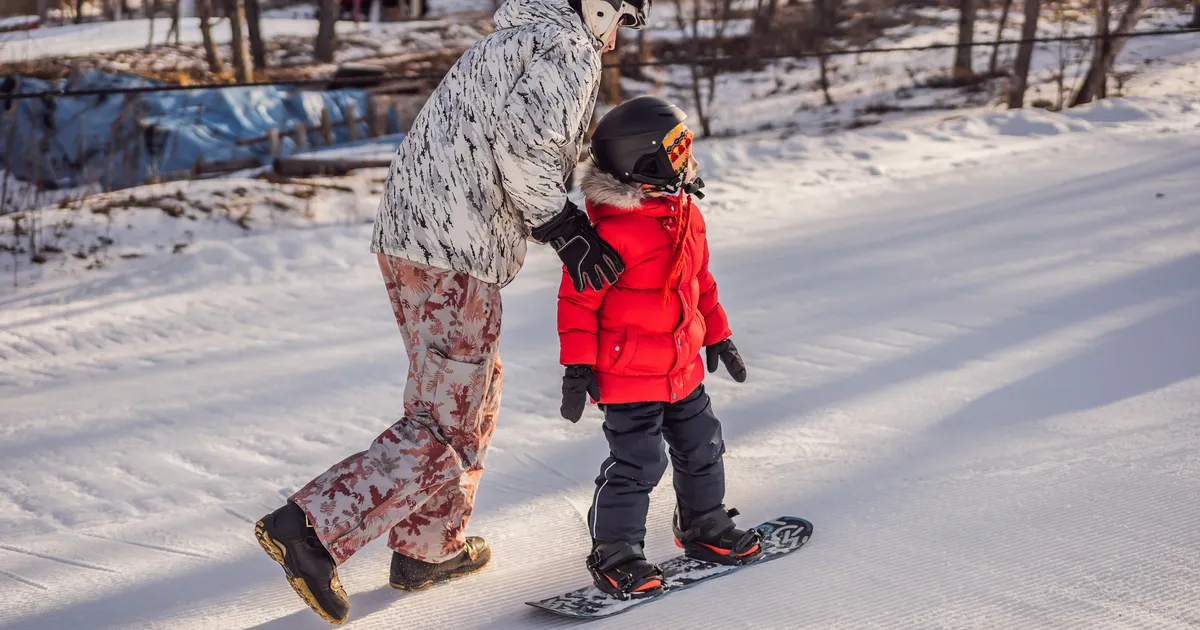 Vacanța de schi cu copilul, pe Valea Prahovei ori în Poiana Brașov? Cel mai „ieftin”, 1.700 lei/zi • Newsweek România