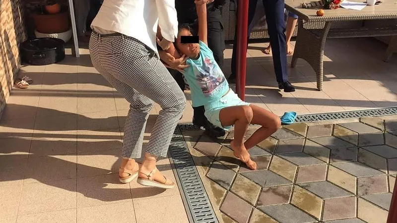 Fetița de opt ani a fost târâtă de procuroarea de la Parchetul de pe lângă Curtea de Apel Craiova, pe motiv că era lipsită de libertate. Foto: Facebook Sabotorii Gorjului