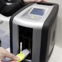 O tânără umbla cu ecusonul „antidrog” dar a ieșit pozitivă la cocaină. Ce au descoperit polițiștii Foto: profimedia