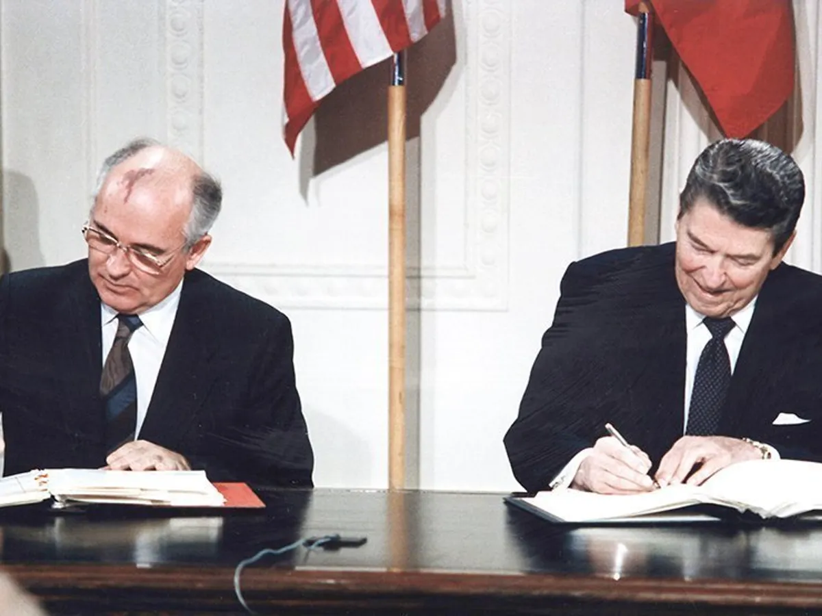 Președintele SUA, Ronald Reagan, și omologul său sovietic, Mihail Gorbaciov, au semnat Tratatul INF la 8 decembrie 1987