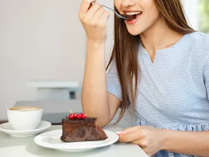 O fată de 17 ani a murit după ce a mâncat o prăjitură. Cine a ucis-o? „Pentru cea mai frumoasă fată” - Foto: freepik (rol ilustrativ)
