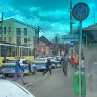 Un recidivist de 18 ani a comis, luni, trei tâlhării. Încolțit, a amenințat că-și ia gâtul Foto: captură Facebook