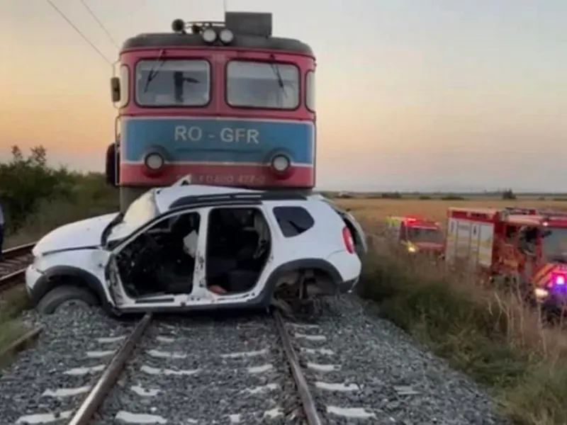 O Dacia Duster, spulberată de tren la Țintești, în Buzău. 3 morți, șoferul a supraviețuit - Foto: Facebook/Info Trafic 24