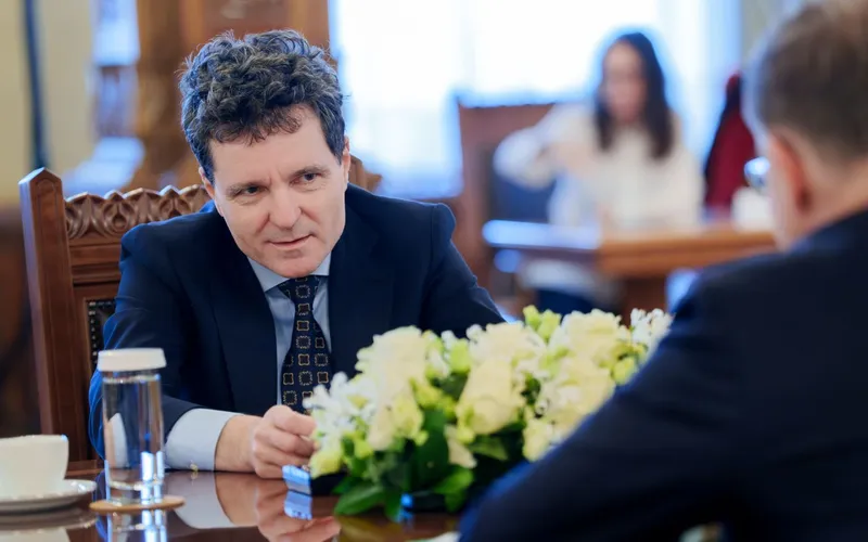 Preşedintele Nicuşor Dan discutând cu comisarul european pentru Economie, Valdis Dombrovskis - Foto: precidency.ro