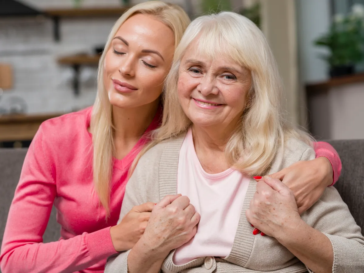 Fata cu bunica Foto: Freepik (imagine cu rol ilustrativ)
