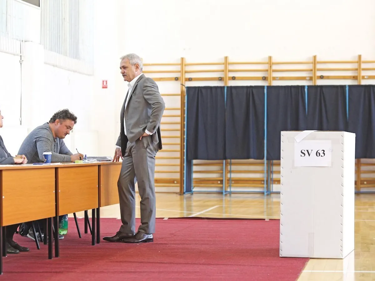 Protest la urne - Doi dintre membrii secției unde a votat Liviu Dragnea l-au lăsat pe acesta cu mâna întinsă, când liderul PSD a vrut să le-o strângă pe a lor
