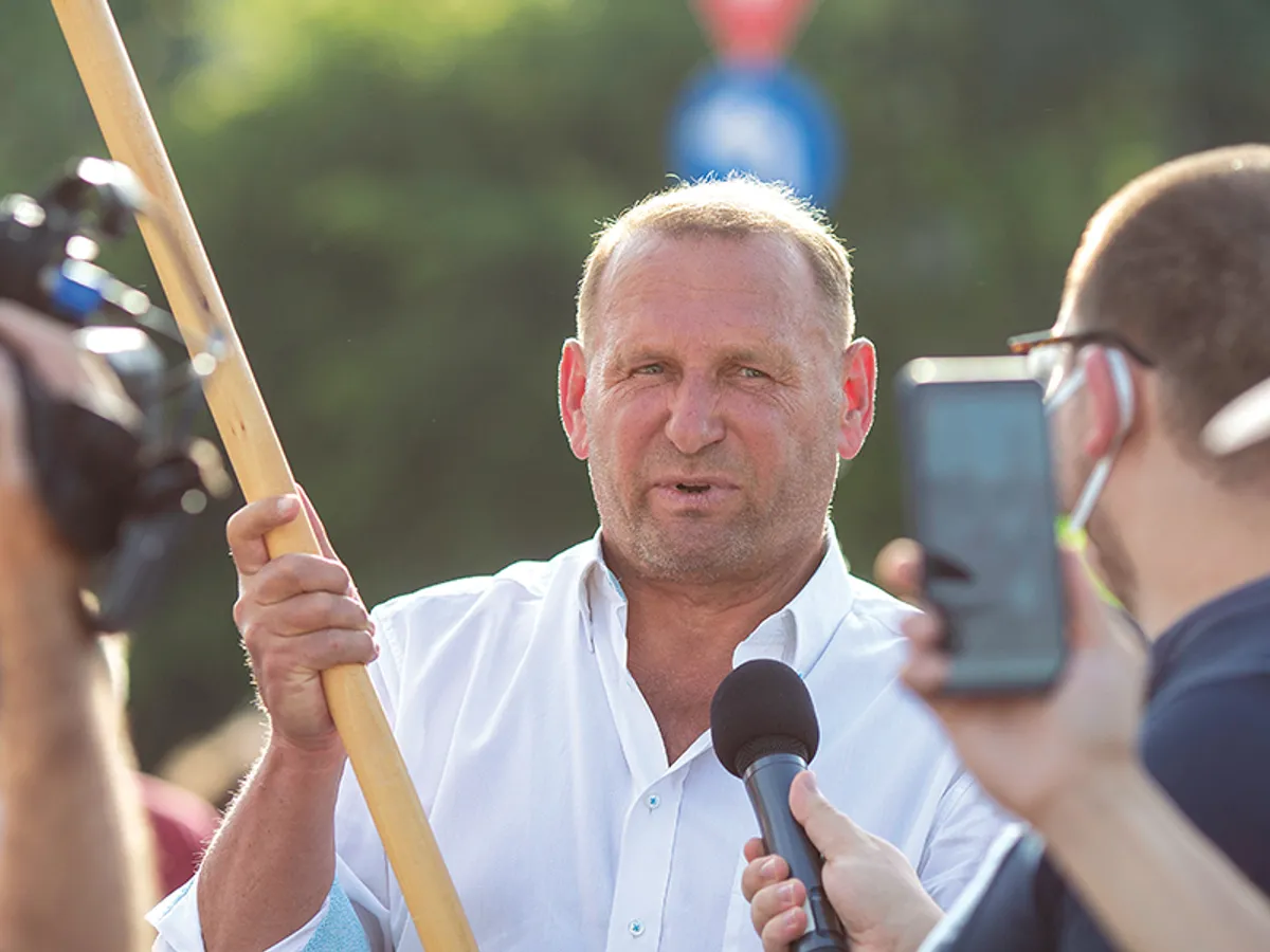 Politicianul Viorel Cataramă, cunoscut protestatar anti-5G, anti-vaccin, anti-măsuri Covid-19, „s-a îmbrățișat, în 8 mai, cu un bărbat bolnav de coronavirus“ - Foto: INQUAM PHOTOS/ Ilona Andrei