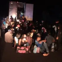 126 de oameni, găsiți încuiați și abandonați într-un container la marginea drumului, în Guatemala. Foto BBC