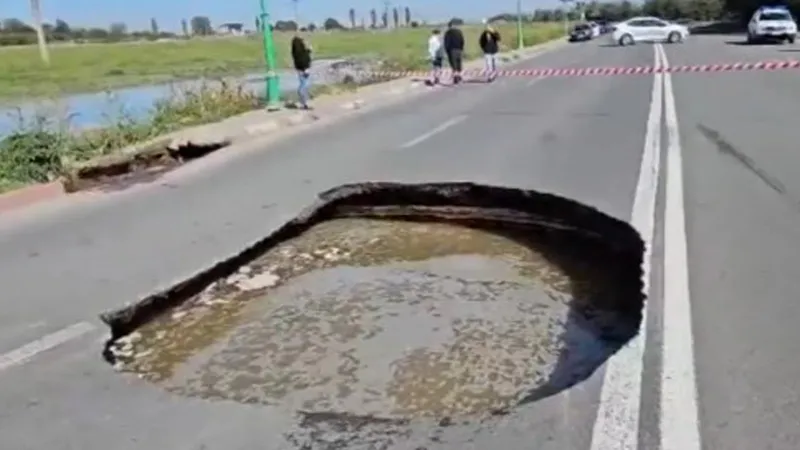 O groapă imensă care te lasă cu mașina în drum a apărut de nicăieri. Mai multe mașini, avariate grav - Foto: Digi24