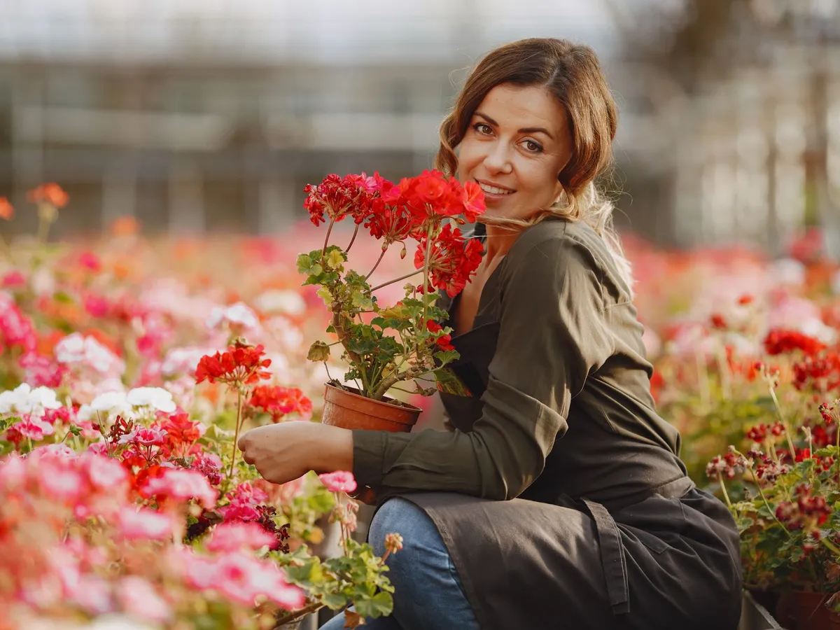 Nu ai pe cine să rogi să-ți ude florile? Un obiect banal le poate ține în viață cât timp ești plecat